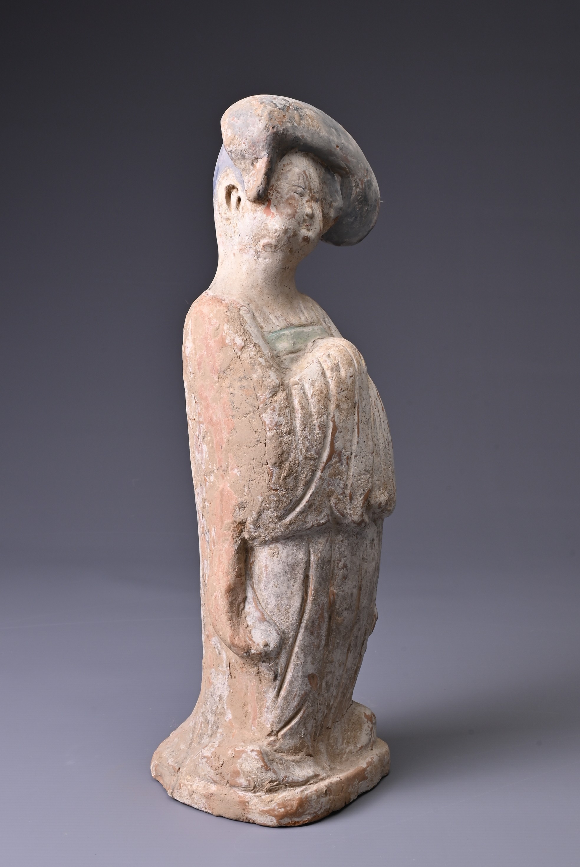 A CHINESE PAINTED POTTERY FIGURE OF COURT LADY, TANG DYNASTY (AD 618-907). Modelled standing wearing - Image 5 of 6