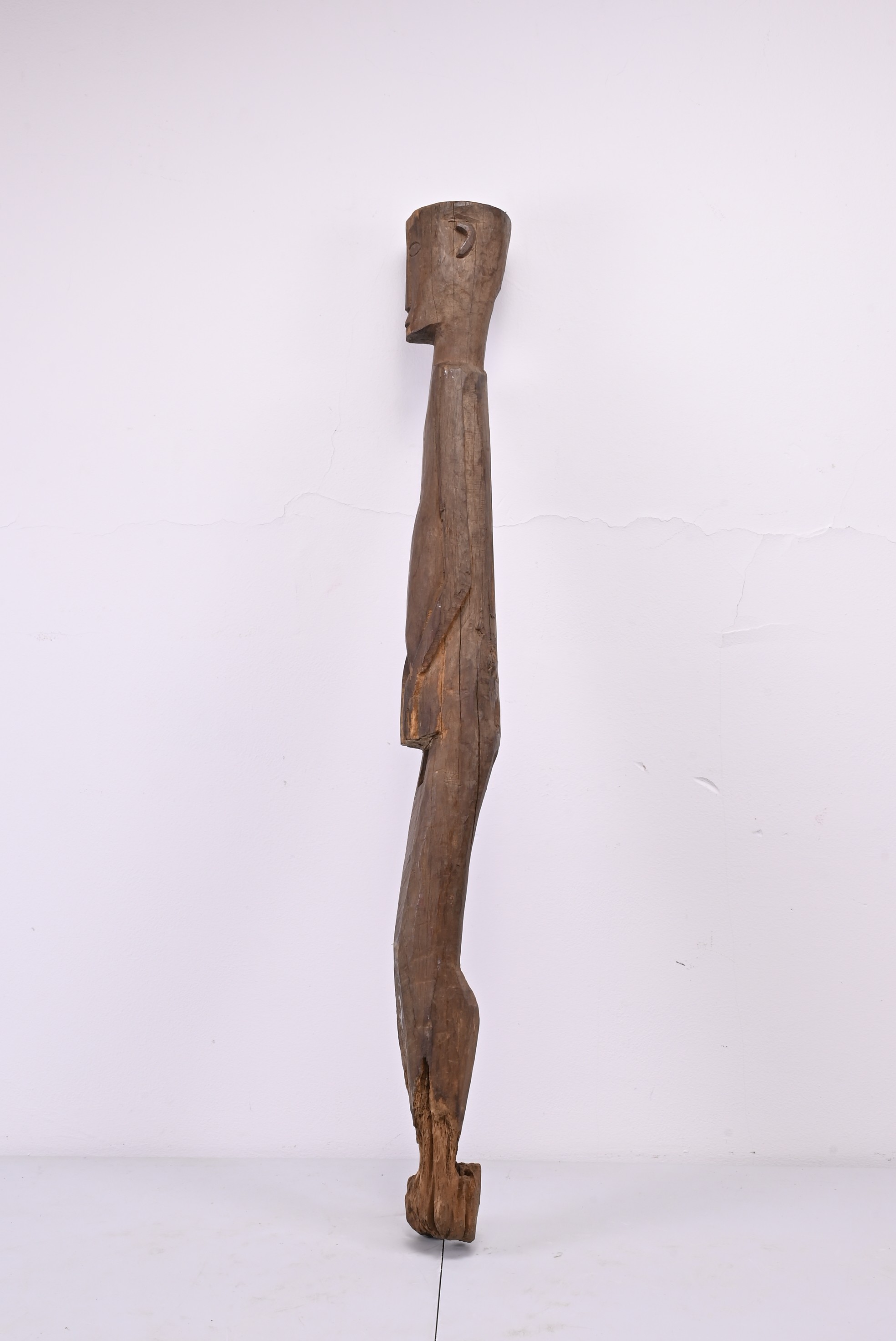 A TALL AFRICAN CARVED WOODEN FIGURE. A slender human figure with hands clasp in front of the - Image 3 of 10