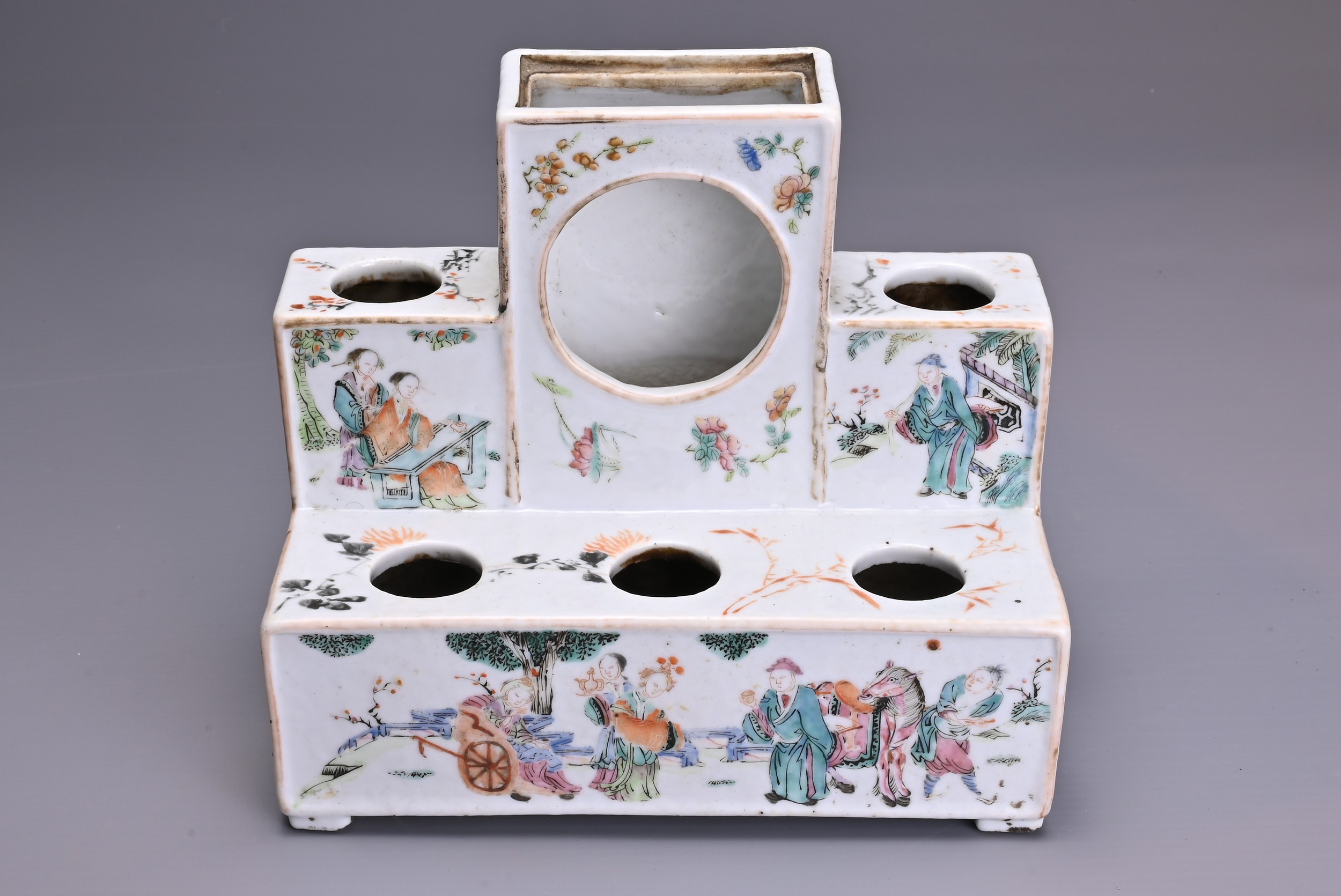 A GROUP OF CHINESE FAMILLE ROSE PORCELAIN ITEMS, 19TH CENTURY. Comprising a table stand for ink - Image 6 of 7