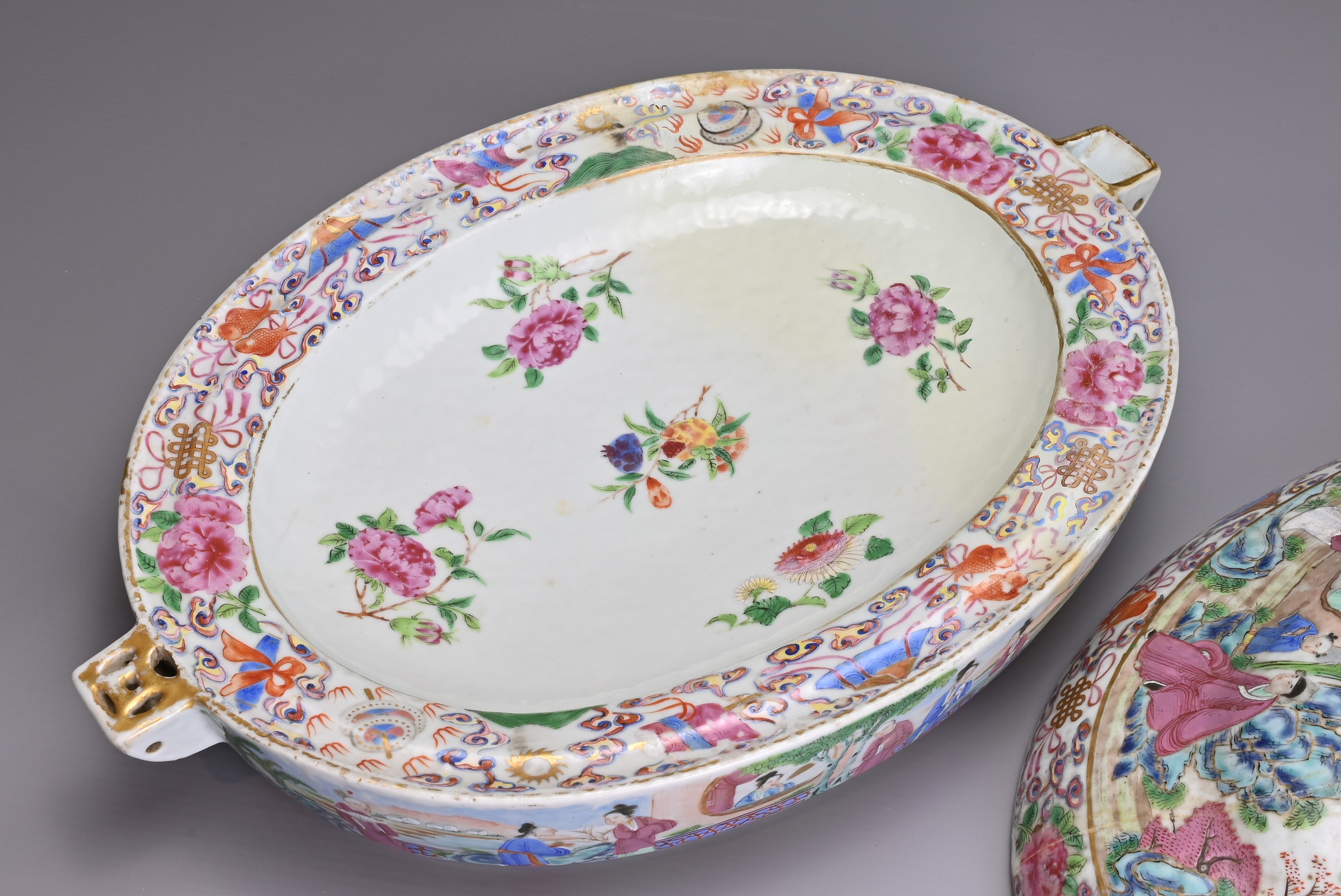 A LARGE CHINESE CANTON FAMILLE ROSE PORCELAIN WARMING DISH AND COVER, 19TH CENTURY. Well decorated - Image 4 of 7