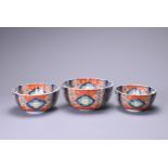 A SET OF THREE JAPANESE IMARI FLUTED BOWLS, 19th/20th Century, graduating in size, largest diameter: