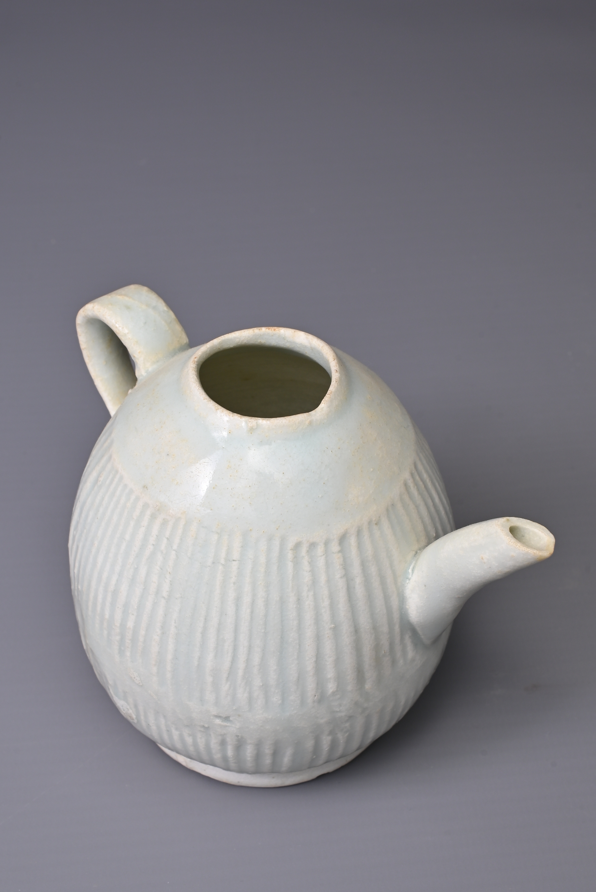 A CHINESE QINGBAI WARE EWER, SONG DYNASTY (960-1279). Finely potted ovoid body with continuous - Image 5 of 5