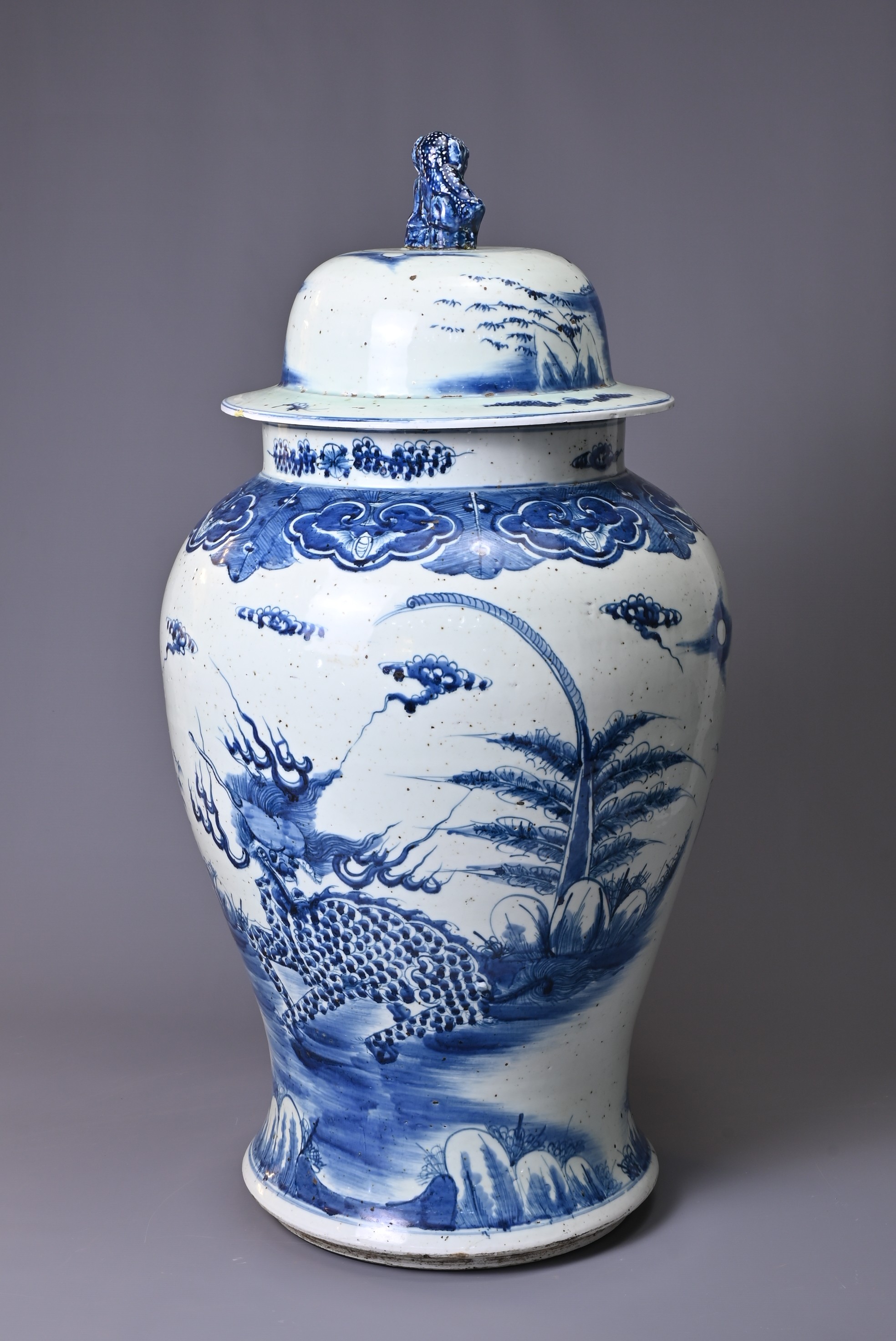 A VERY LARGE CHINESE BLUE AND WHITE PORCELAIN JAR WITH COVER, 20TH CENTURY - Image 3 of 8