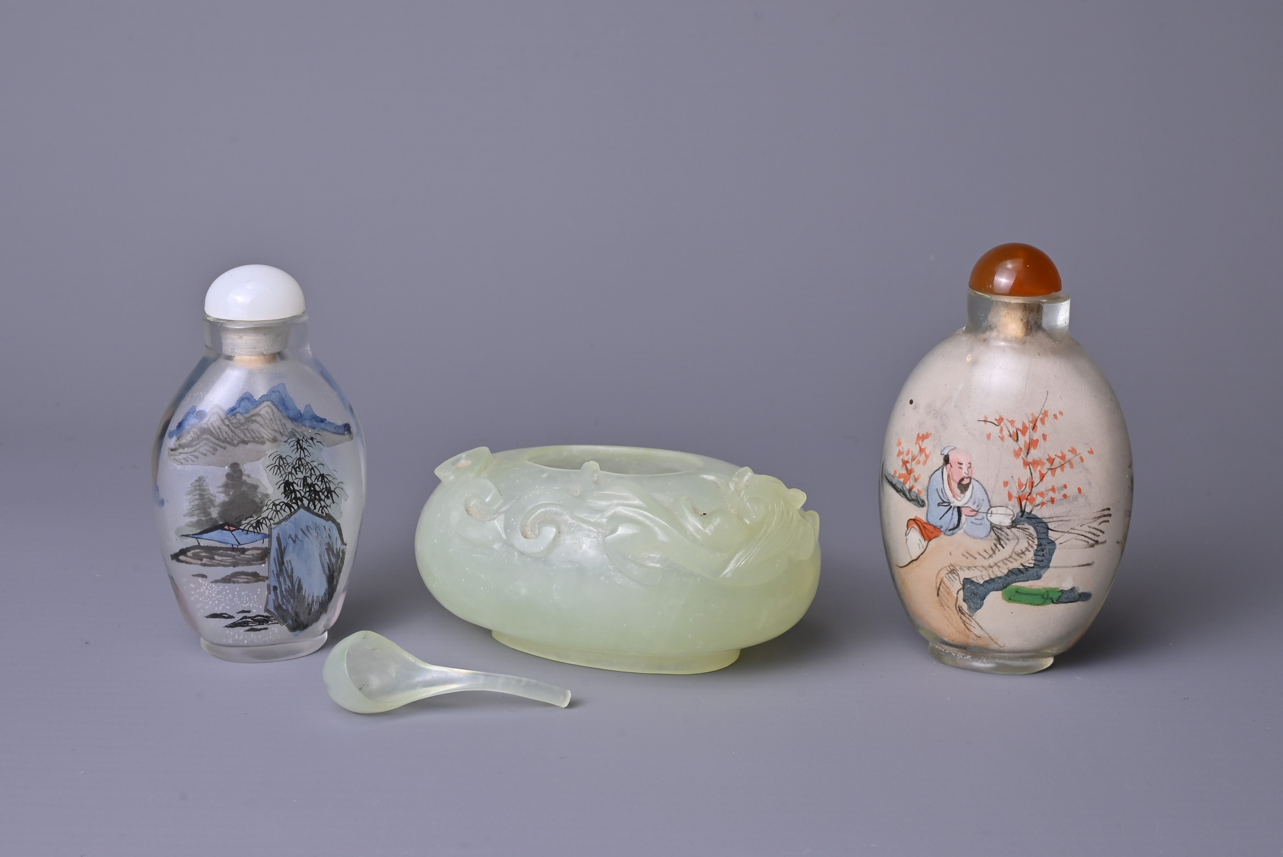 A CHINESE SERPENTINE WATER POT WITH TWO SNUFF BOTTLES, EARLY 20TH CENTURY. The water pot with