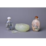 A CHINESE SERPENTINE WATER POT WITH TWO SNUFF BOTTLES, EARLY 20TH CENTURY. The water pot with