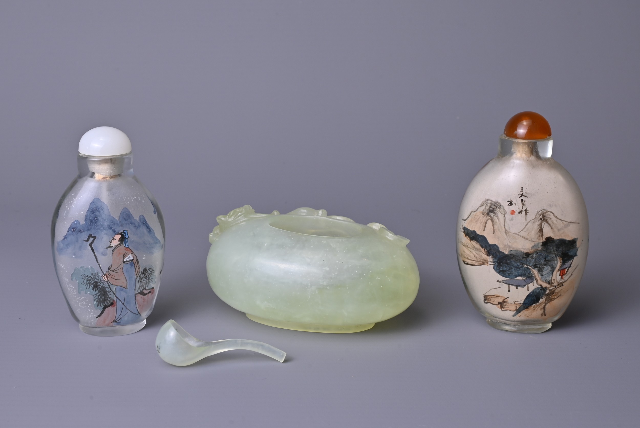 A CHINESE SERPENTINE WATER POT WITH TWO SNUFF BOTTLES, EARLY 20TH CENTURY. The water pot with - Image 2 of 4