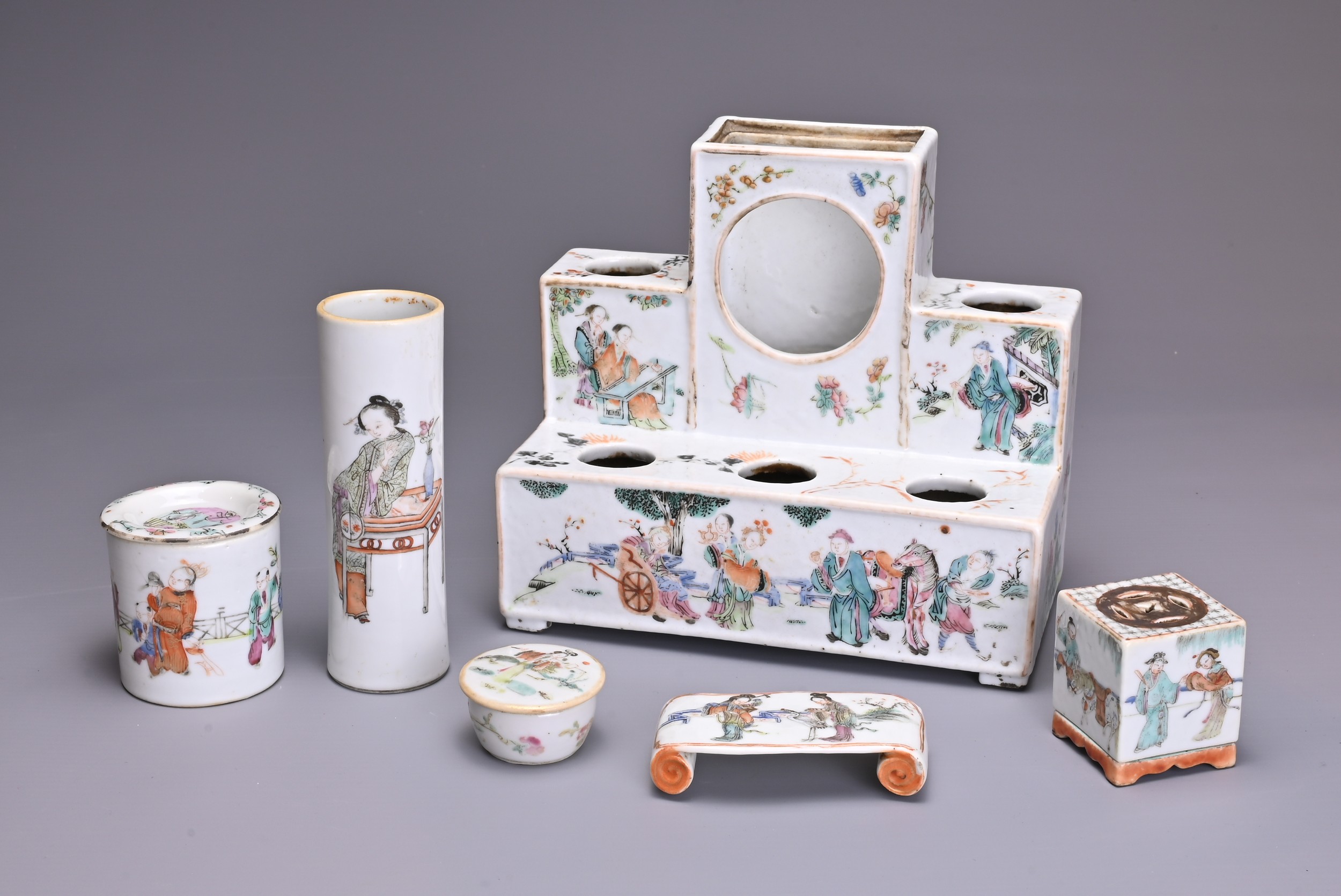 A GROUP OF CHINESE FAMILLE ROSE PORCELAIN ITEMS, 19TH CENTURY. Comprising a table stand for ink
