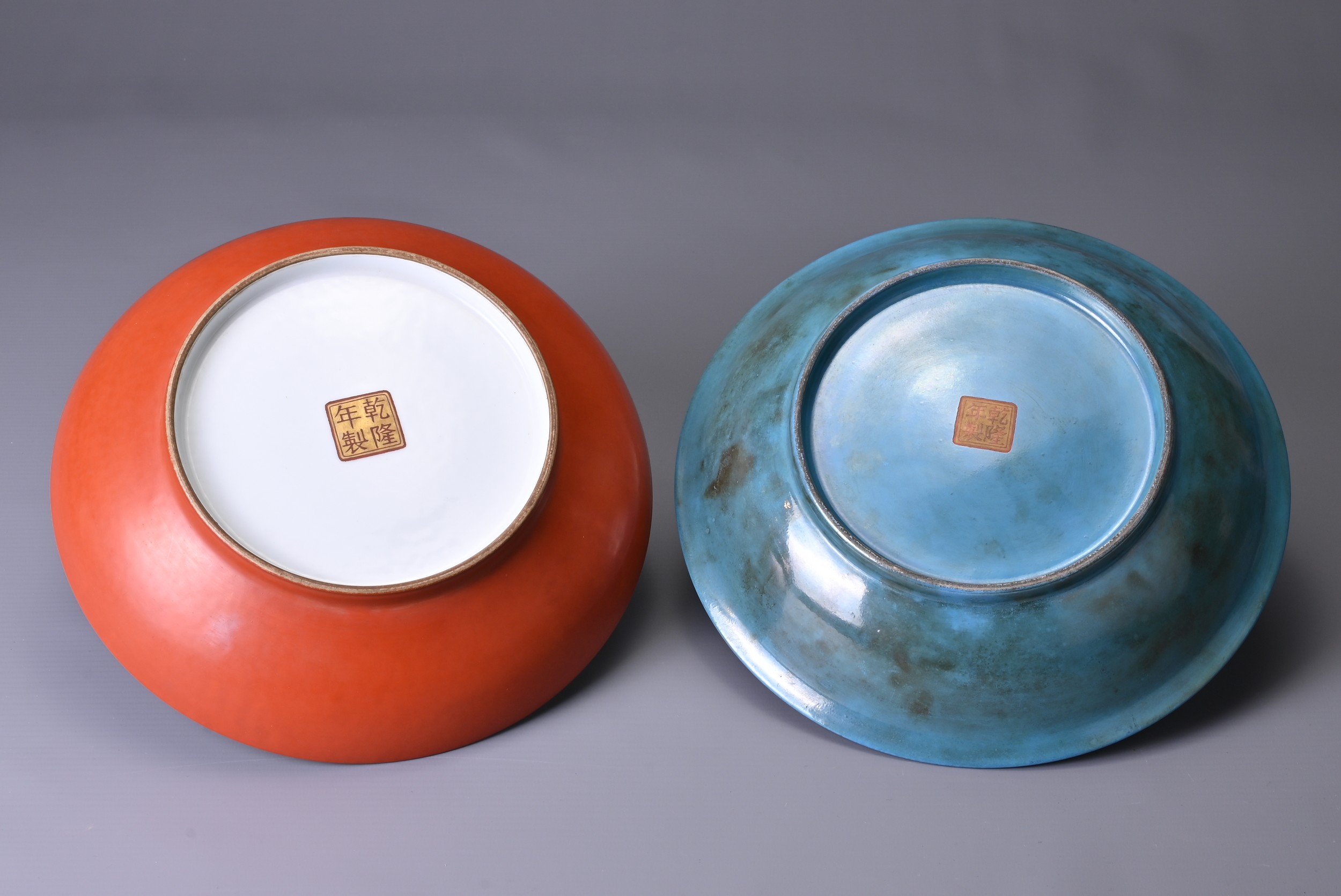 TWO CHINESE PORCELAIN FAMILLE ROSE CIRCULAR DISHES, 20TH CENTURY. Each with iron-red enamel and gilt - Image 4 of 7