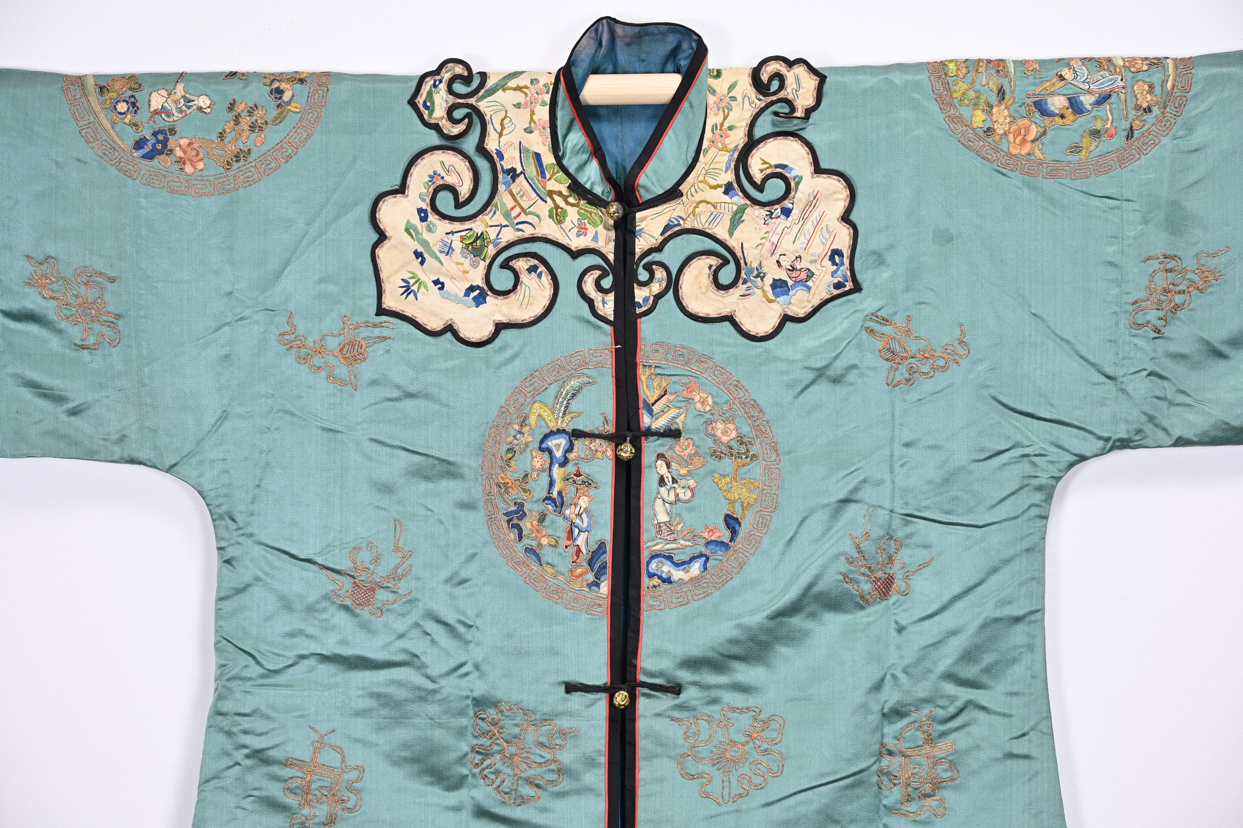 AN EARLY 20TH CENTURY CHINESE DUCK-EGG BLUE SILK EMBROIDERED ROBE. The ruyi-shaped collar, cuffs and - Image 3 of 8