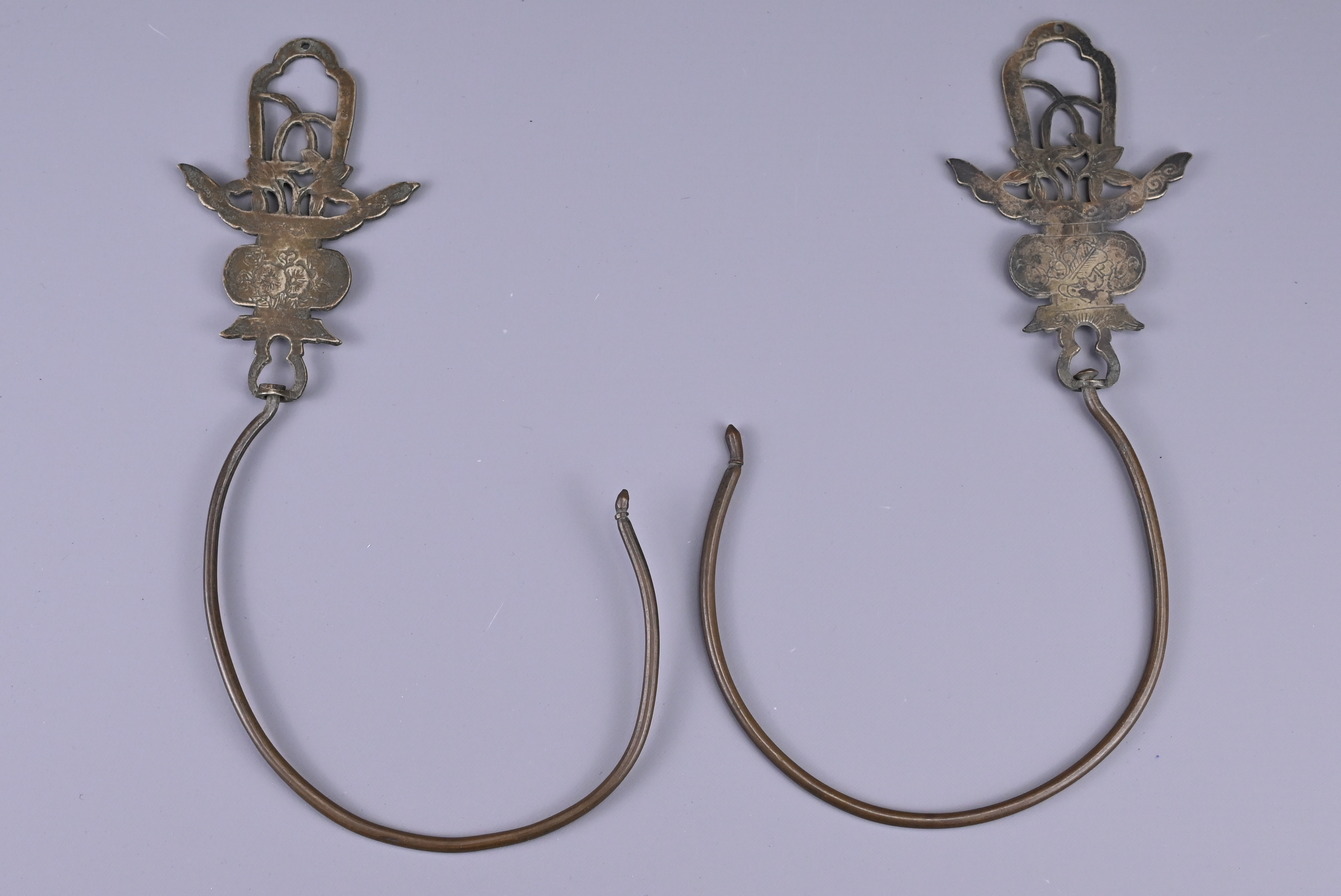 A PAIR OF CHINESE HOOKS, PROBABLY FOR BIRDCAGE, EARLY 20TH CENTURY - Image 3 of 4