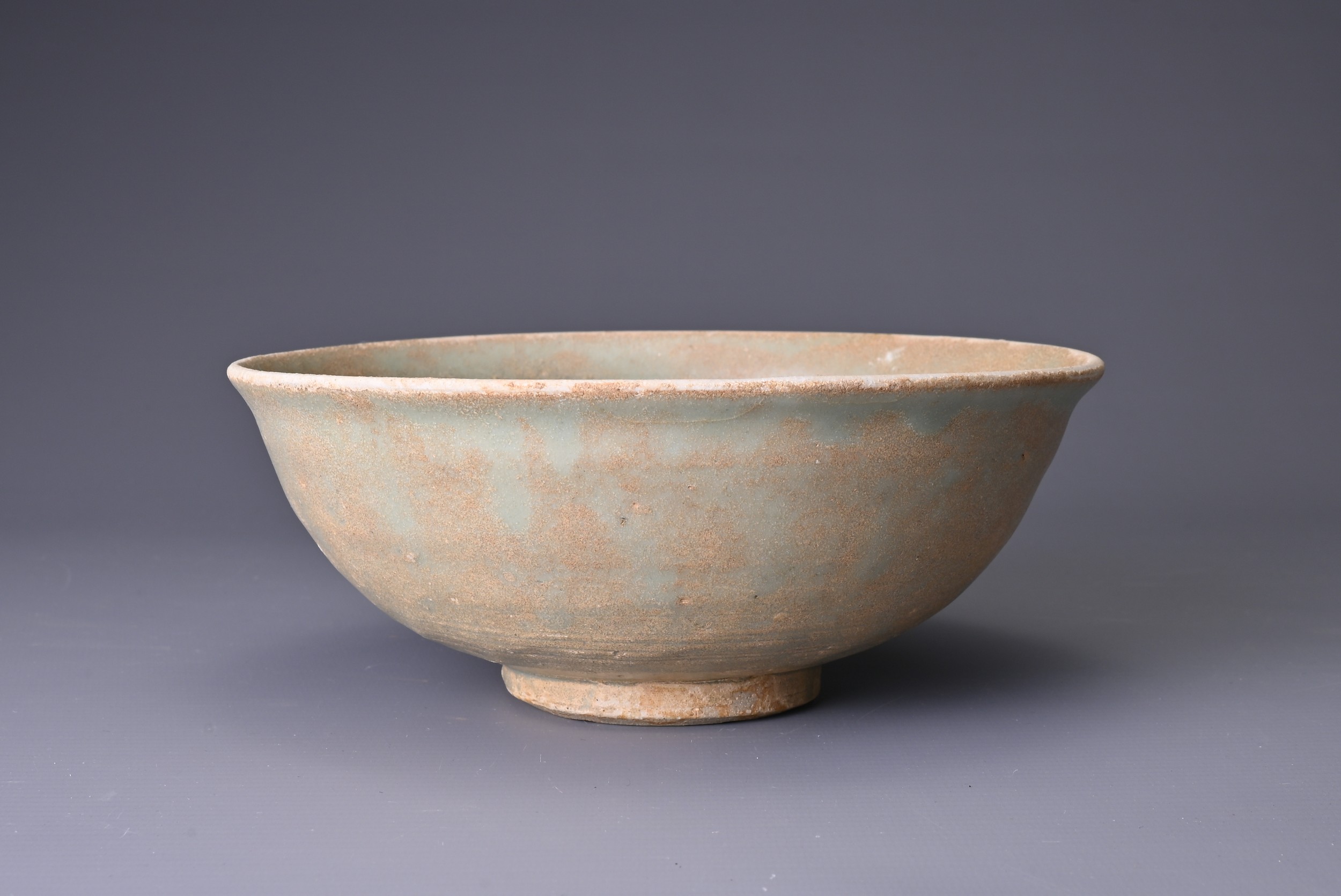 A CHINESE LONGQUAN CELADON BOWL, SONG / YUAN DYNASTY, ZHEJIANG PROVINCE. Flared rim and lightly - Image 6 of 6