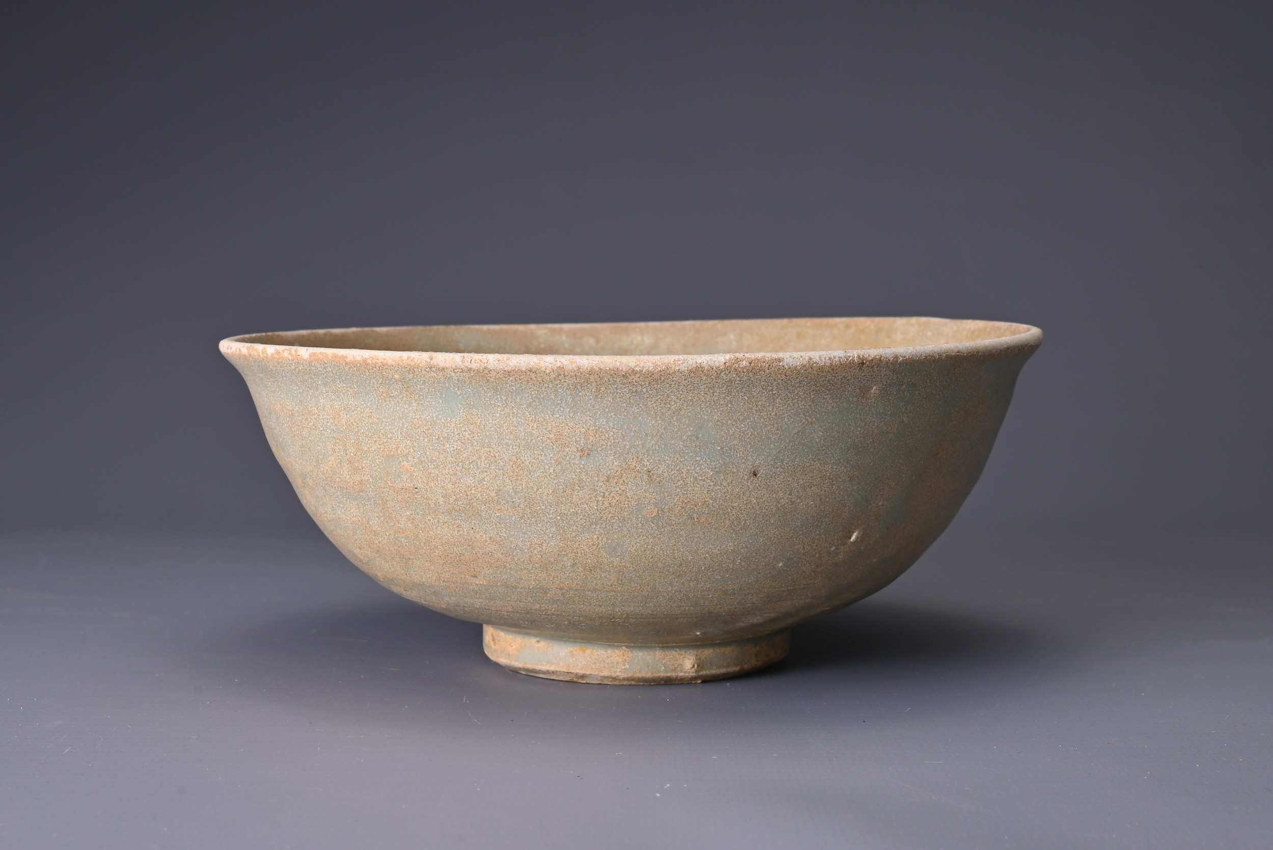 A CHINESE LONGQUAN CELADON BOWL, SONG / YUAN DYNASTY, ZHEJIANG PROVINCE. Flared rim and lightly - Image 5 of 6