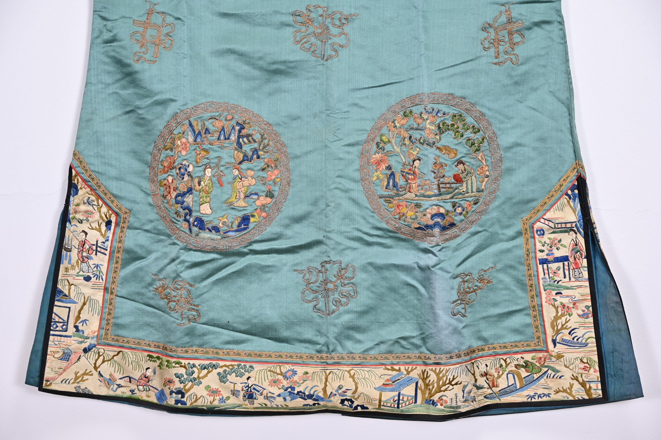 AN EARLY 20TH CENTURY CHINESE DUCK-EGG BLUE SILK EMBROIDERED ROBE. The ruyi-shaped collar, cuffs and - Image 7 of 8