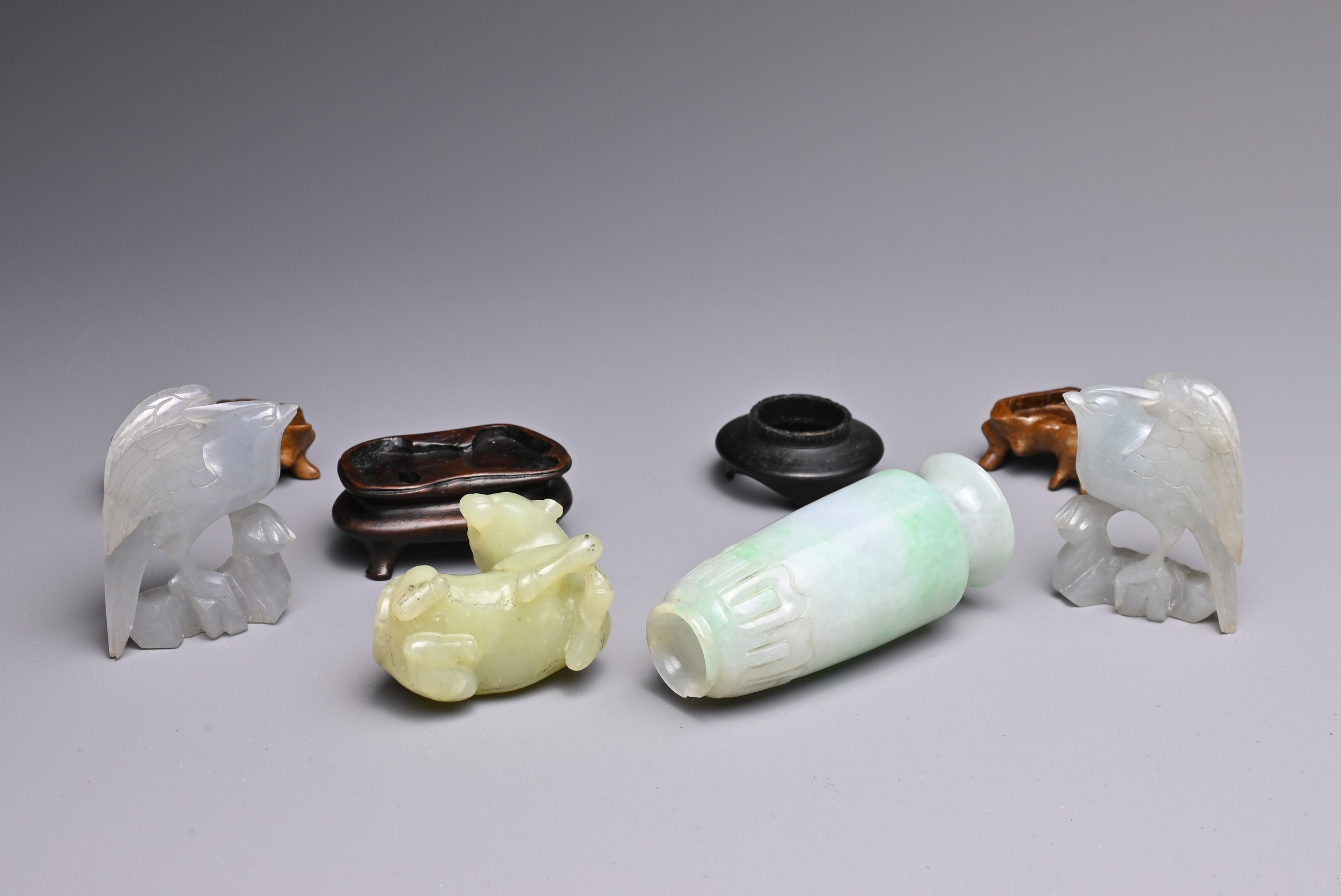 A GROUP OF FOUR CHINESE JADE / JADEITE ITEMS, 19/20TH CENTURY. To include a jadeite vase on wooden - Image 4 of 4