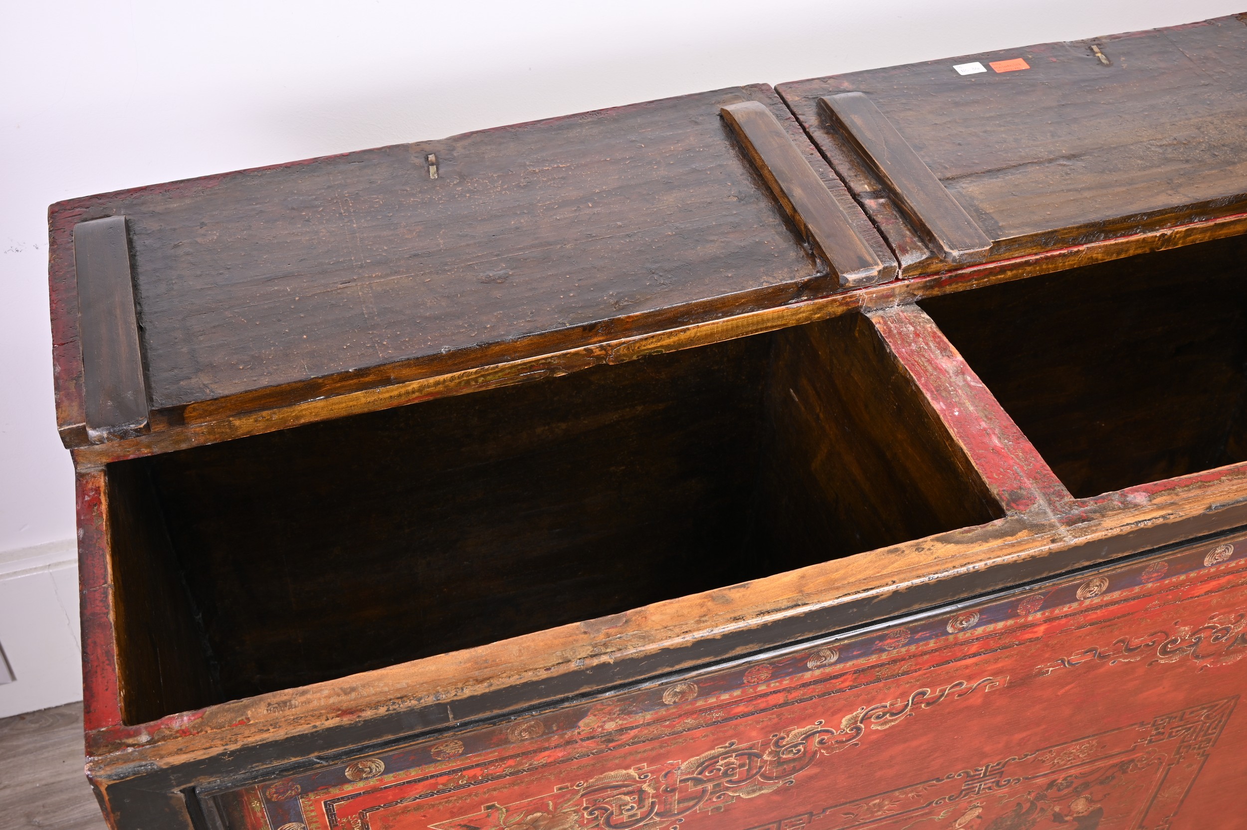 A LARGE CHINESE TIBETAN PAINTED RED AND BLACK LACQUER STORAGE CHEST, 19TH CENTURY. Or rectangular - Image 7 of 10