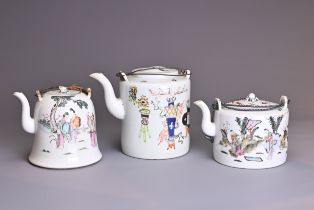 THREE CHINESE FAMILLE ROSE PORCELAIN TEA POTS, 19/20TH CENTURY. Cylindrical and bell-shaped form
