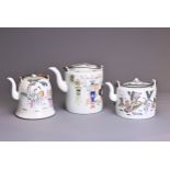 THREE CHINESE FAMILLE ROSE PORCELAIN TEA POTS, 19/20TH CENTURY. Cylindrical and bell-shaped form