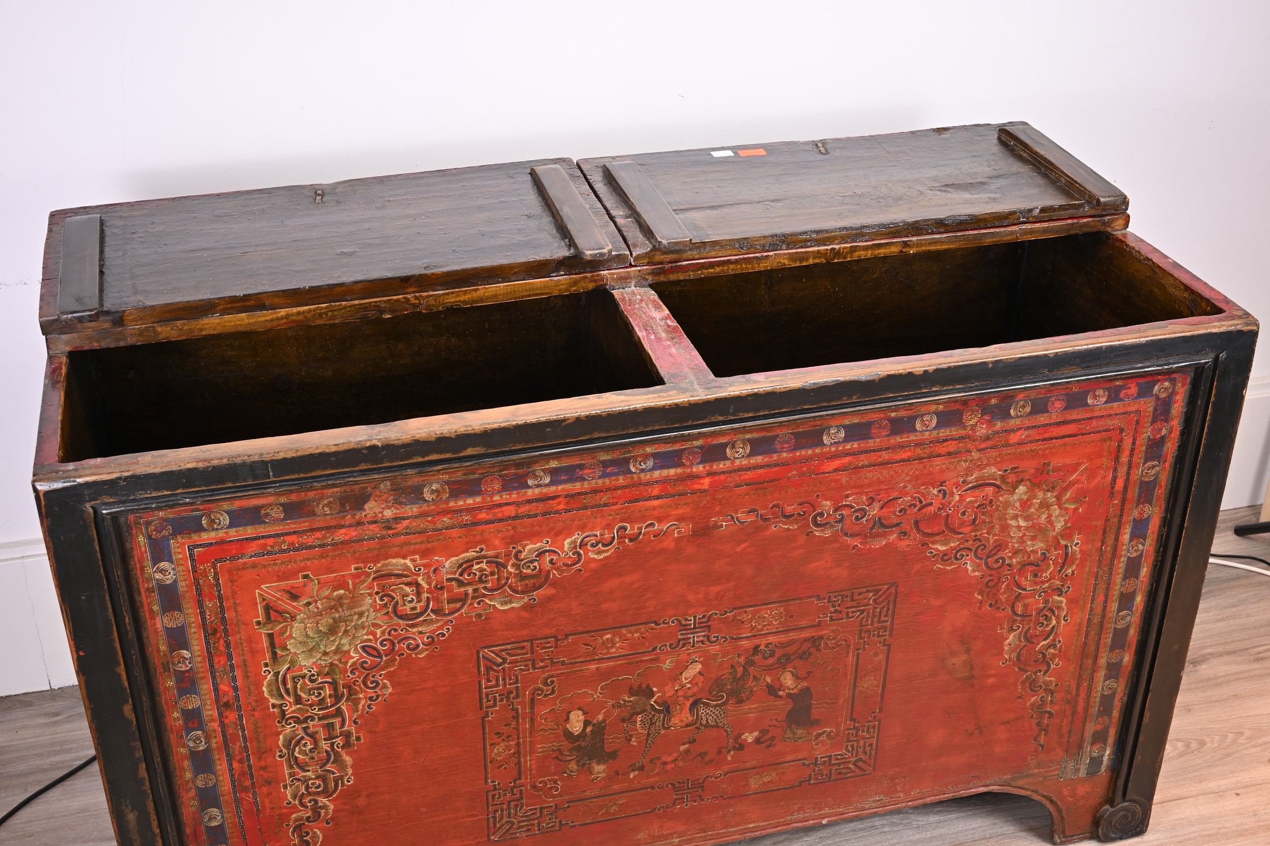 A LARGE CHINESE TIBETAN PAINTED RED AND BLACK LACQUER STORAGE CHEST, 19TH CENTURY. Or rectangular - Image 6 of 10