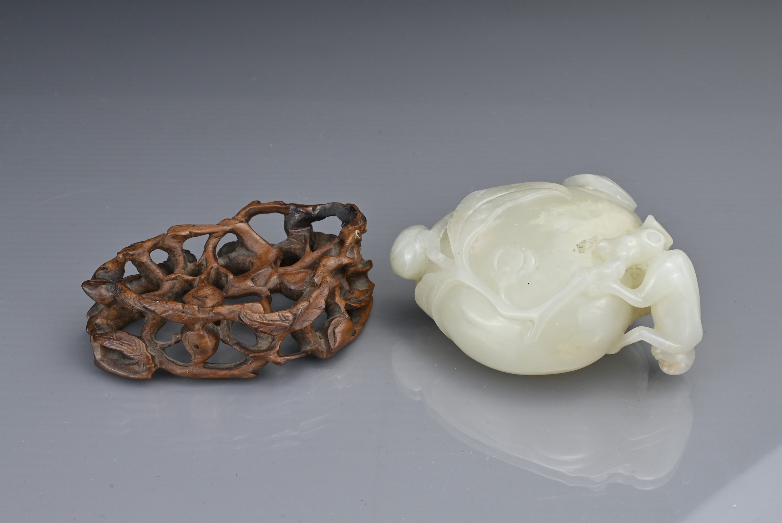 A CHINESE WHITE JADE BRUSH WASHER / WATER POT, QING DYNASTY. In the form of a hollowed peach on a - Image 5 of 6