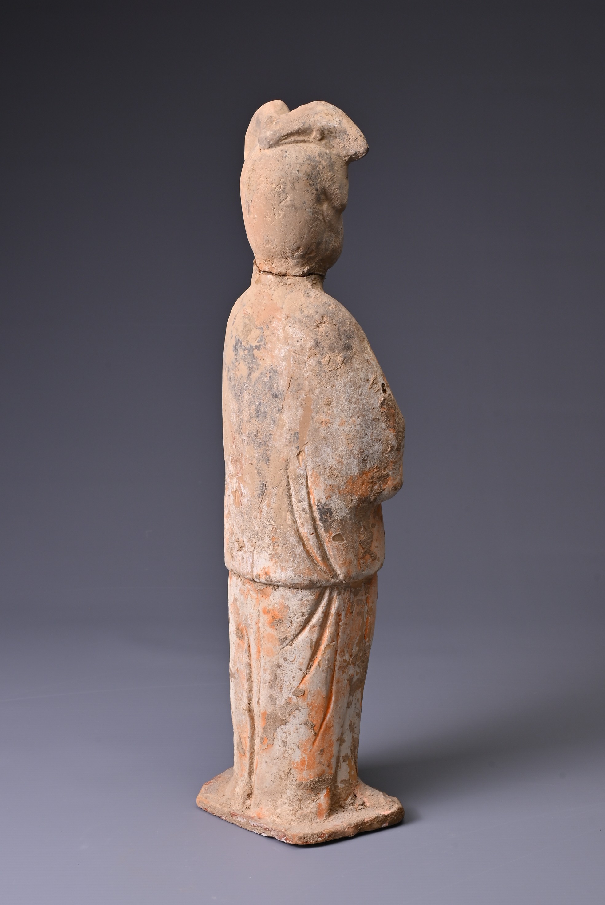 A CHINESE PAINTED POTTERY FIGURE OF COURT LADY, TANG DYNASTY (AD 618-907). Modelled standing wearing - Image 4 of 6