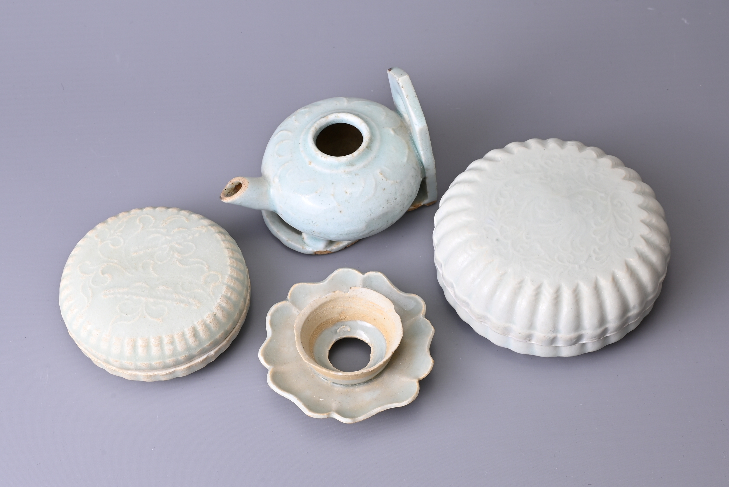 A GROUP OF CHINESE CERAMIC ITEMS, SONG / YUAN DYNASTY. To include two Qingbai ware cosmetic boxes - Image 4 of 4