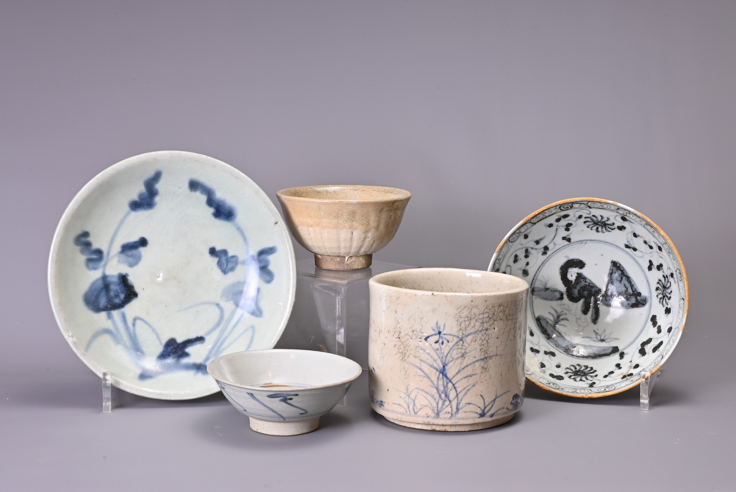 FIVE CHINESE ITEMS OF POTTERY AND PORCELAIN. Comprising: a Ming Dynasty blue and white dish