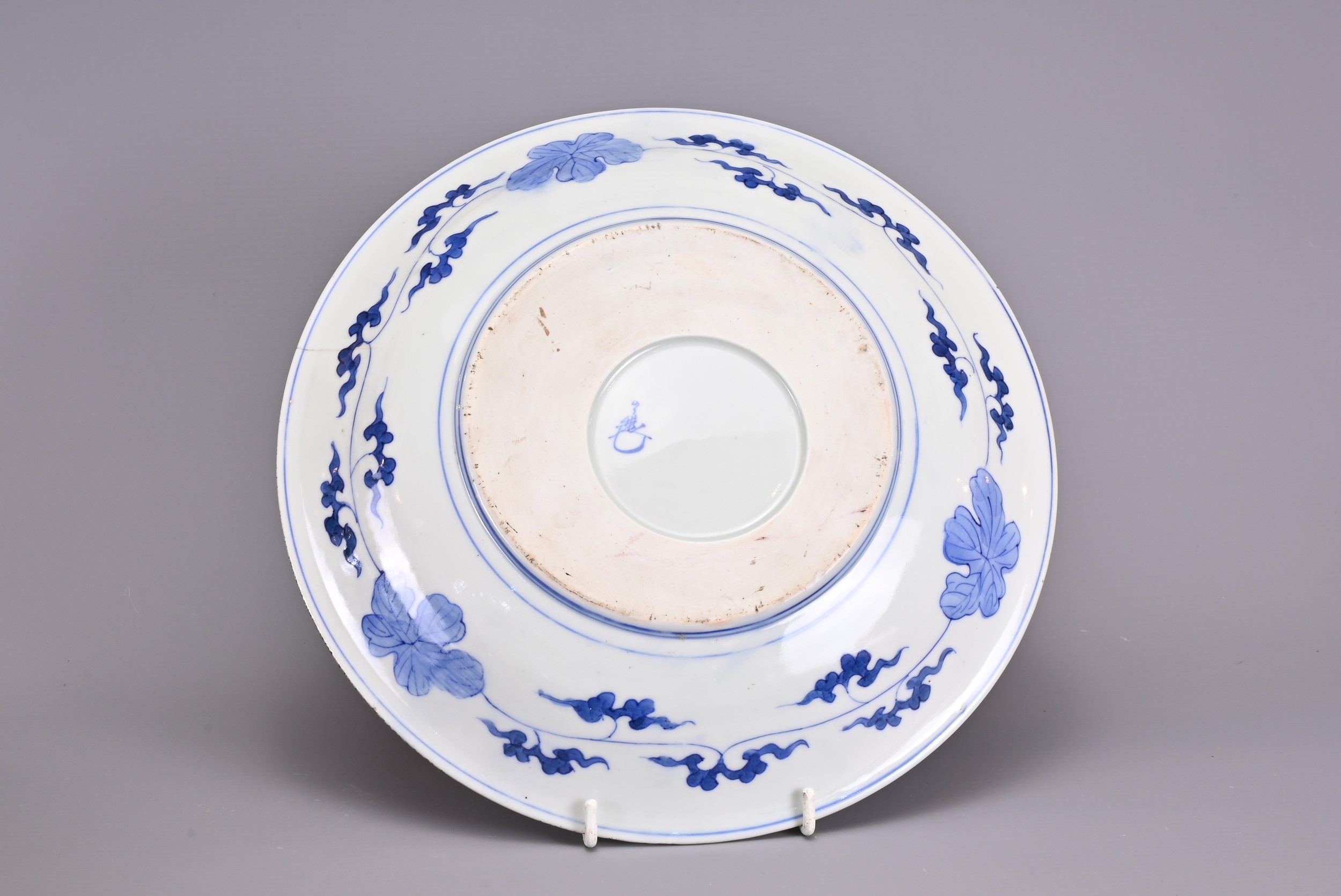 A PAIR OF JAPANESE BROWN-GROUND CIRCULAR DISHES. Each signed in blue to reverse, decorated in - Image 6 of 6