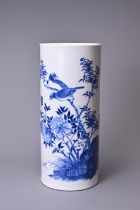A LARGE CHINESE BLUE AND WHITE PORCELAIN BRUSH POT, 19TH CENTURY. Of tall cylindrical form decorated
