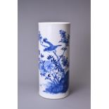 A LARGE CHINESE BLUE AND WHITE PORCELAIN BRUSH POT, 19TH CENTURY. Of tall cylindrical form decorated