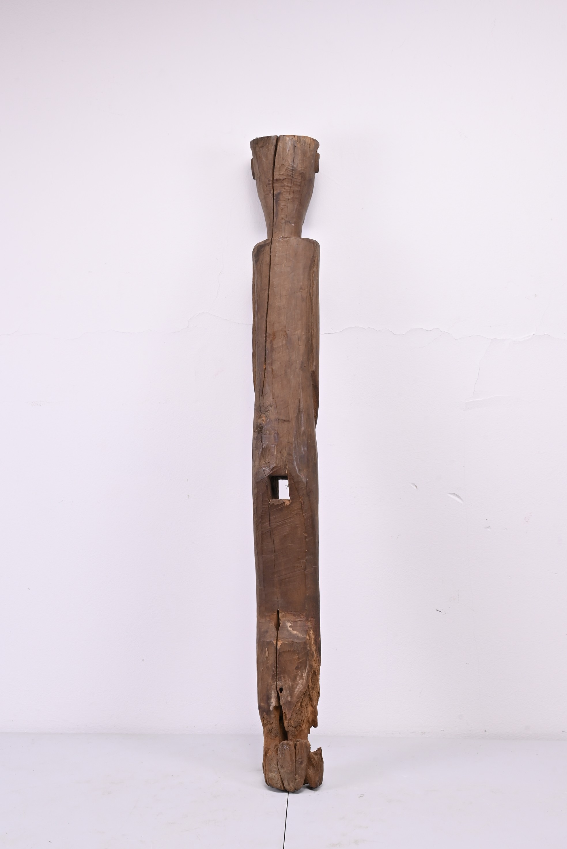 A TALL AFRICAN CARVED WOODEN FIGURE. A slender human figure with hands clasp in front of the - Image 4 of 10