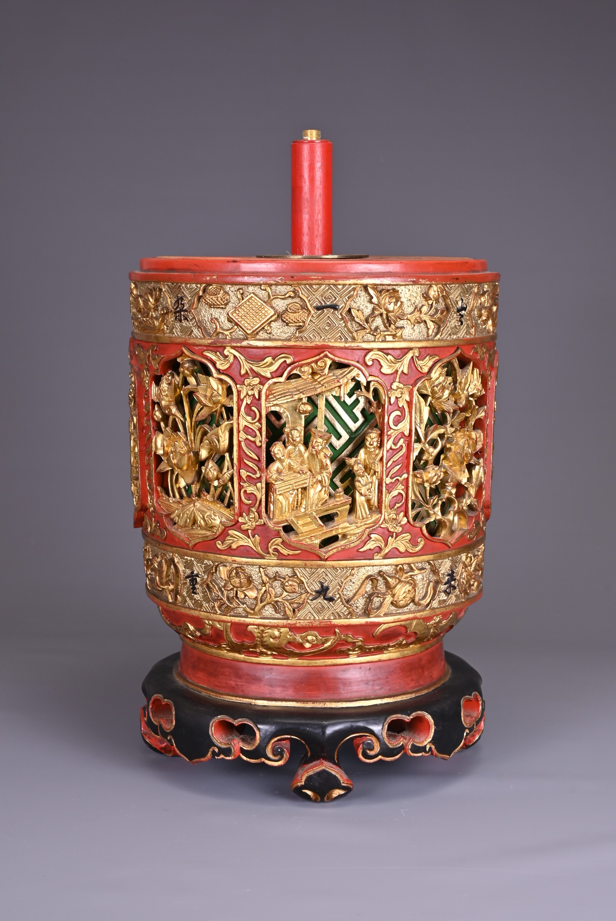 A LARGE CHINESE RED AND GILT WOOD BOX, 19TH CENTURY. Of cylindrical form on a ruyi base, well carved - Image 4 of 7