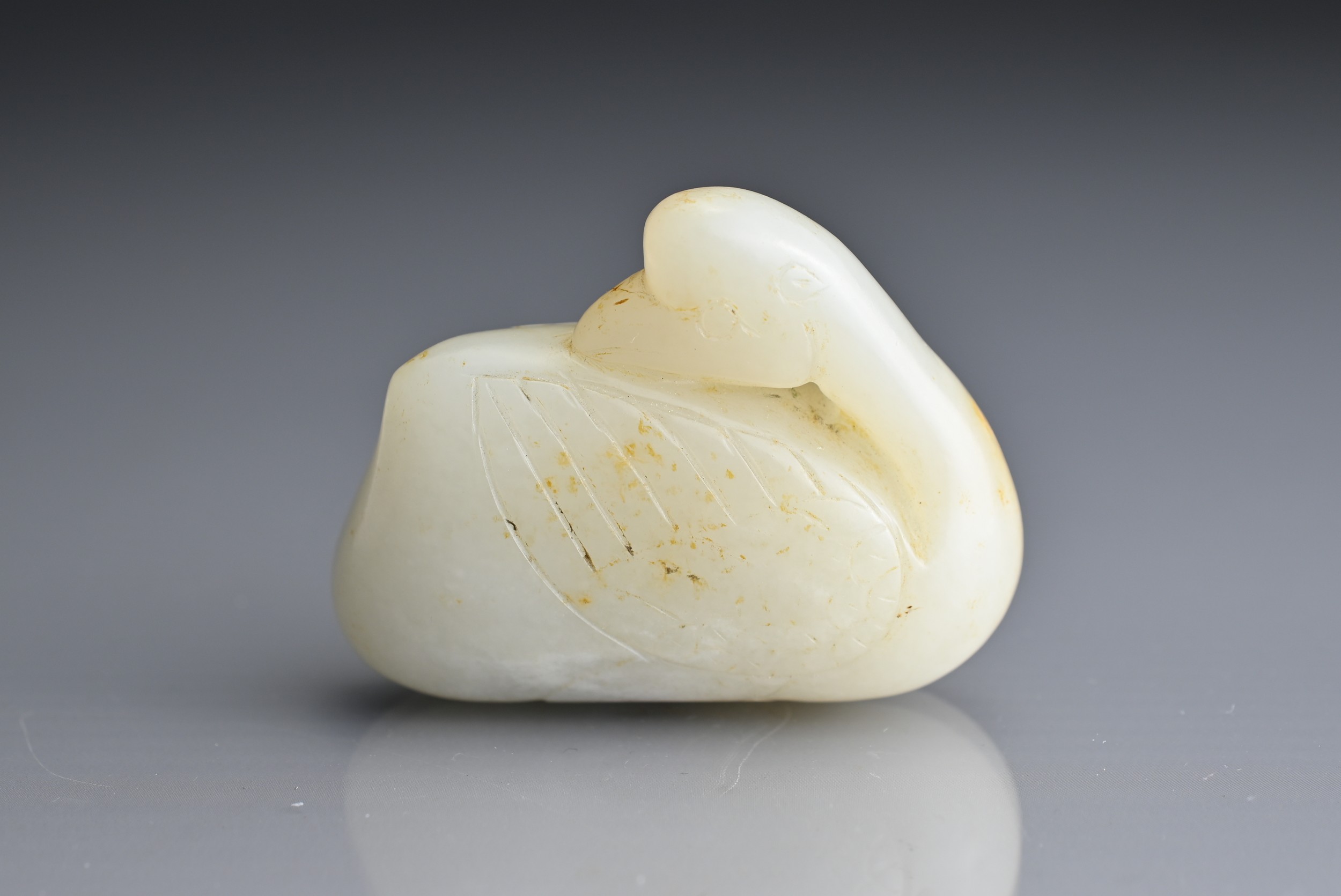 A CHINESE WHITE AND RUSSET JADE CARVING OF A CRANE, QING DYNASTY. Seated with its head turned to its - Image 4 of 5