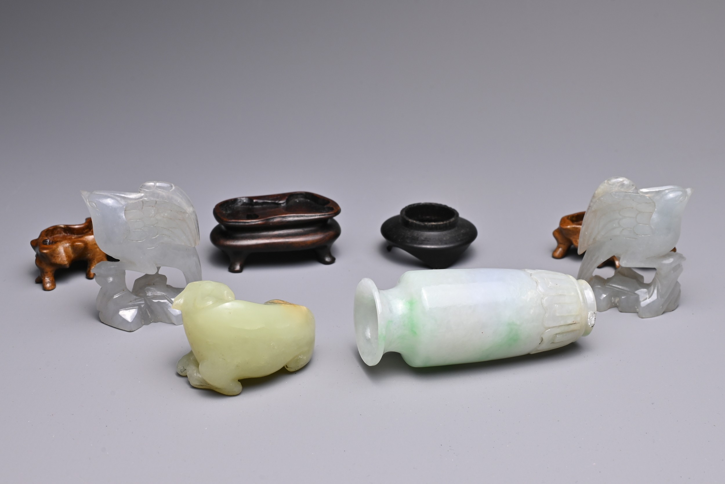 A GROUP OF FOUR CHINESE JADE / JADEITE ITEMS, 19/20TH CENTURY. To include a jadeite vase on wooden - Image 3 of 4