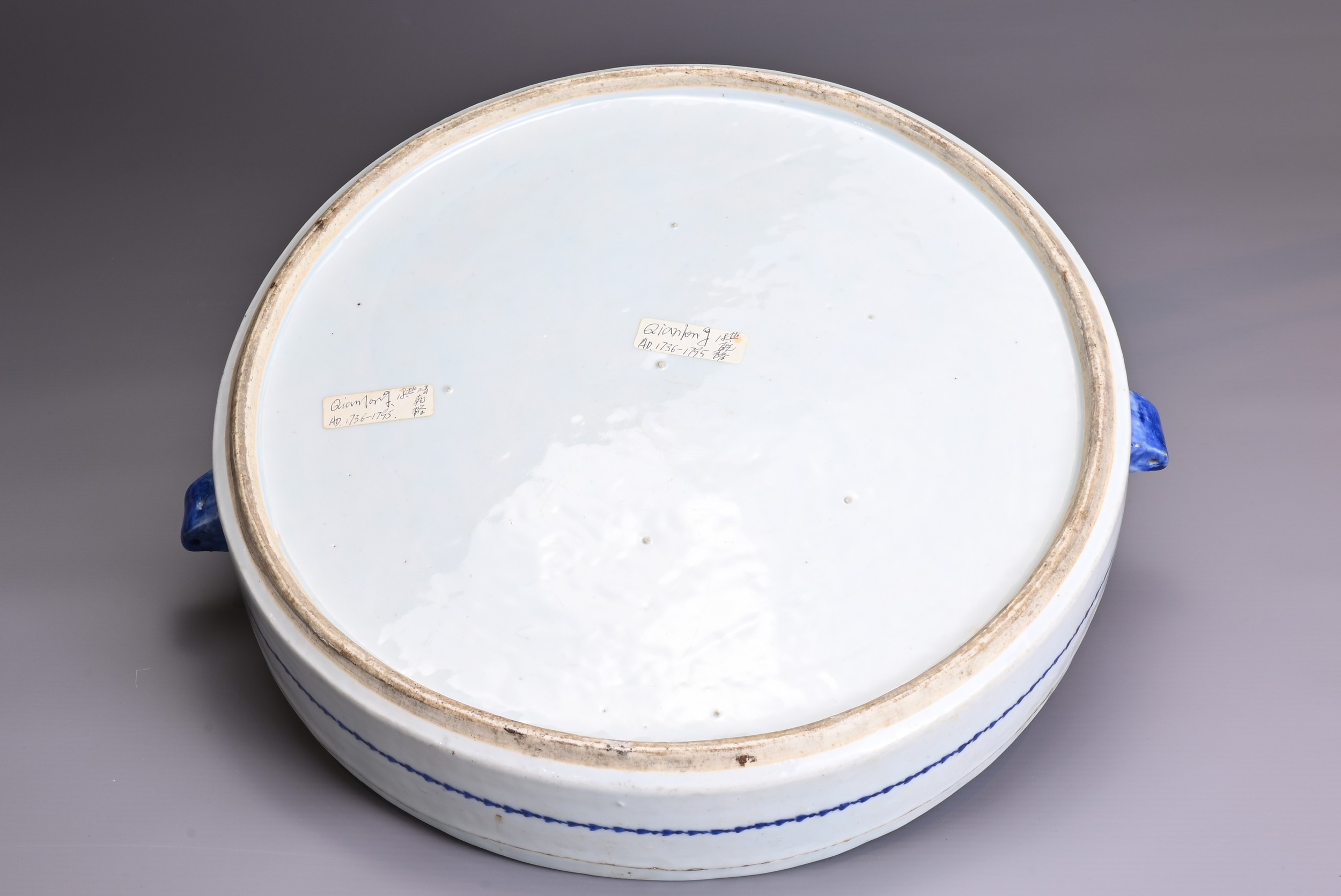 A LARGE CHINESE BLUE AND WHITE PORCELAIN WARMING DISH, 18TH CENTURY. Minimally decorated with - Image 3 of 6