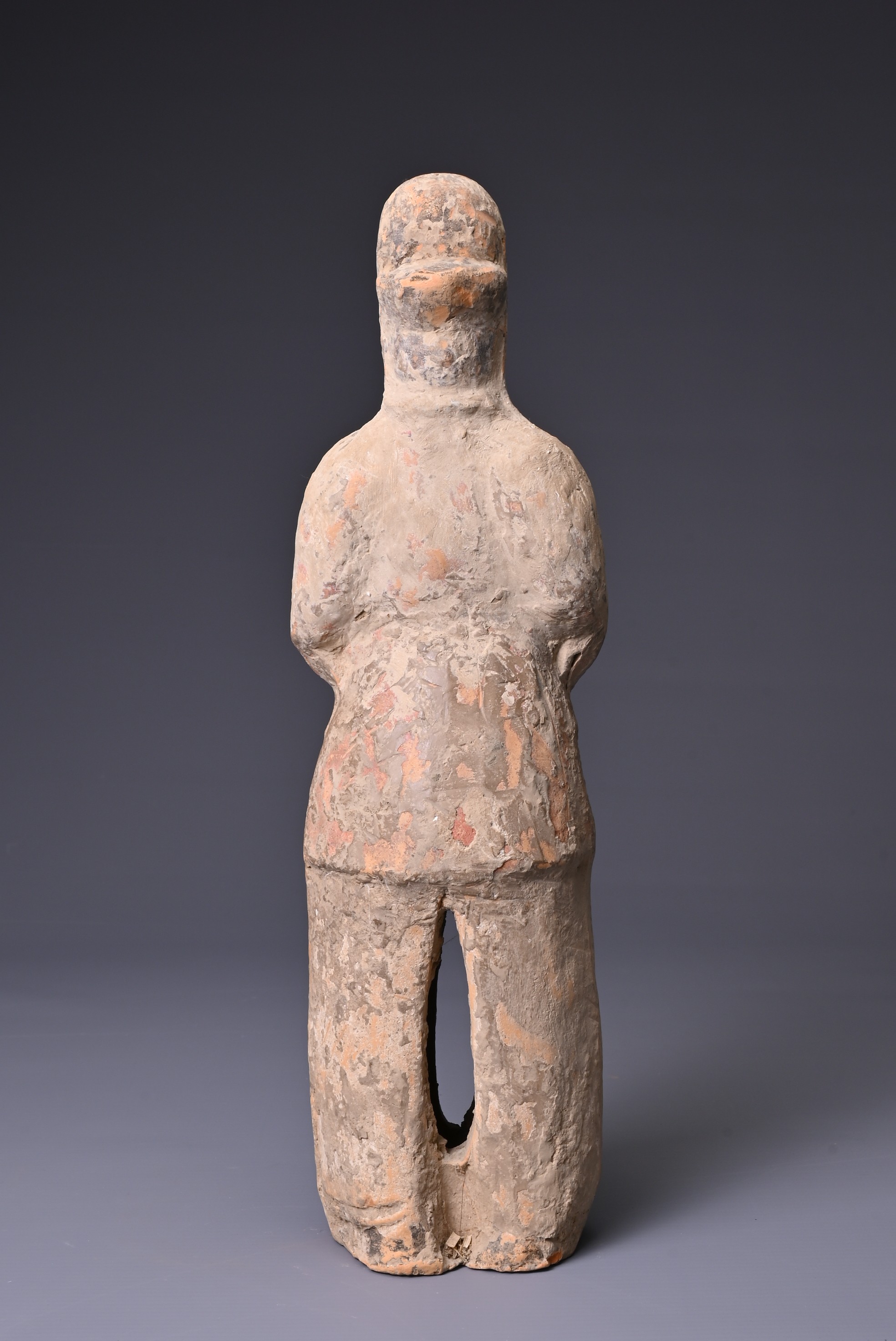 A CHINESE PAINTED POTTERY FIGURE OF AN ATTENDANT, TANG DYNASTY (AD 618-907). Modelled standing - Image 4 of 6