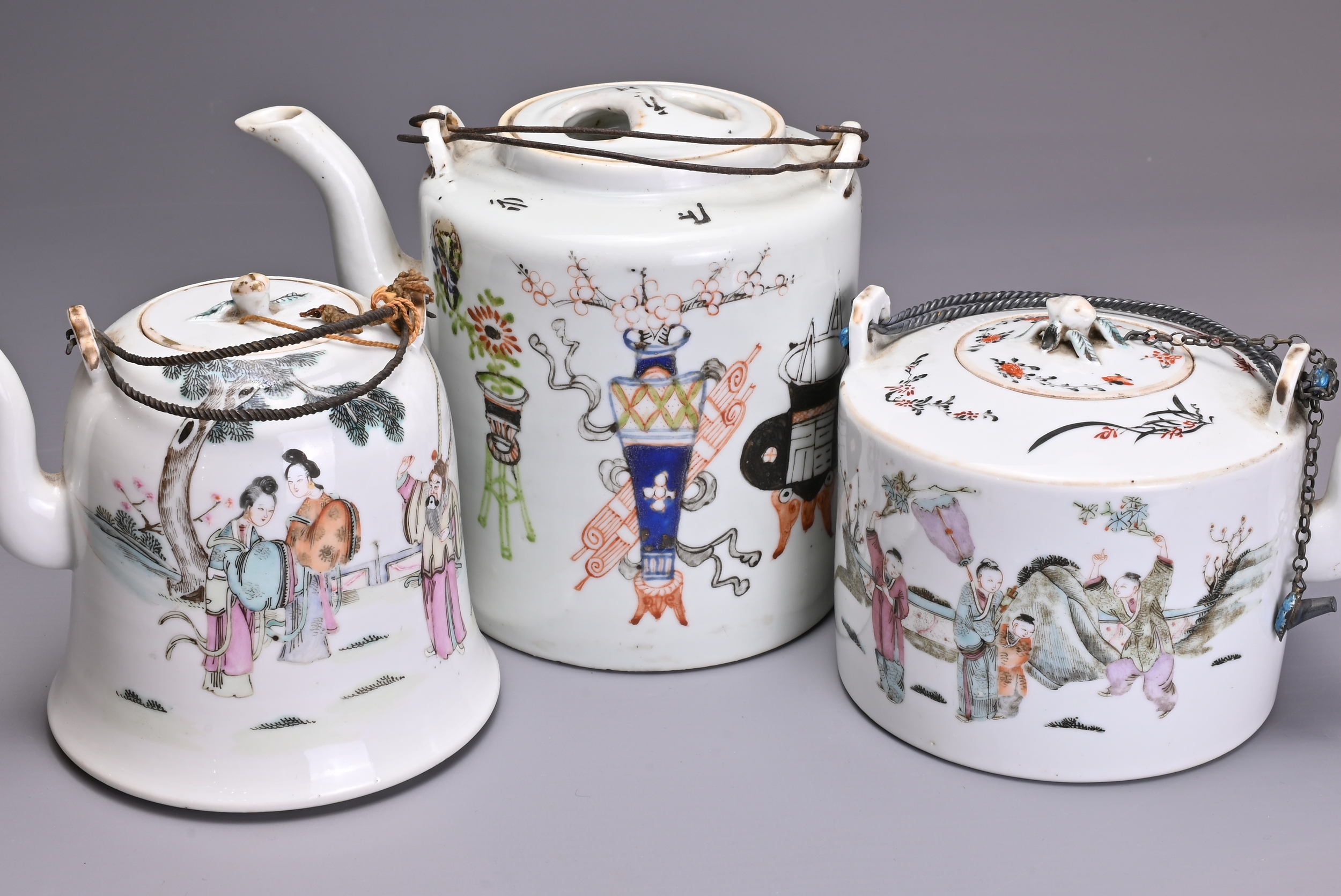 THREE CHINESE FAMILLE ROSE PORCELAIN TEA POTS, 19/20TH CENTURY. Cylindrical and bell-shaped form - Image 6 of 7