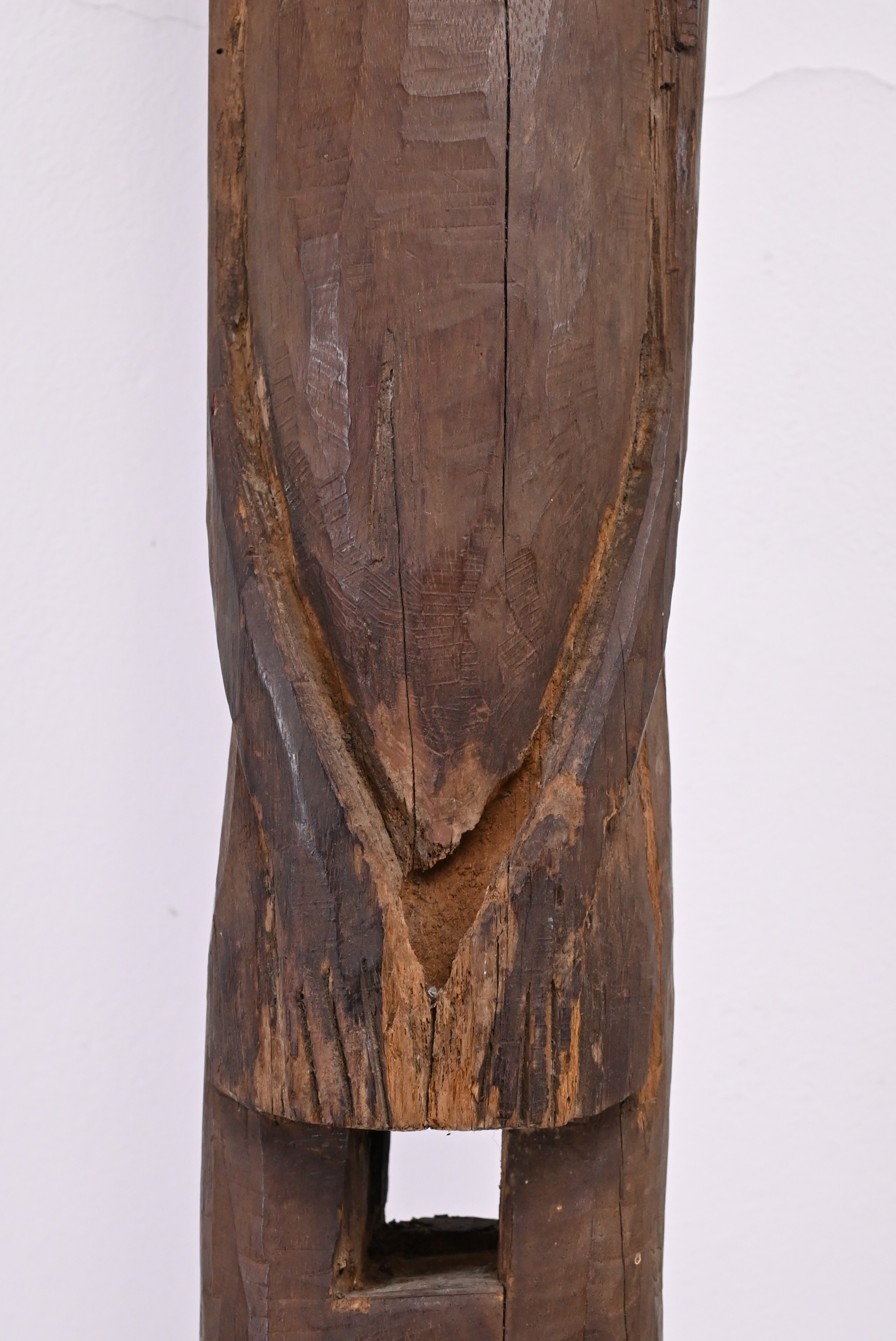 A TALL AFRICAN CARVED WOODEN FIGURE. A slender human figure with hands clasp in front of the - Image 7 of 10