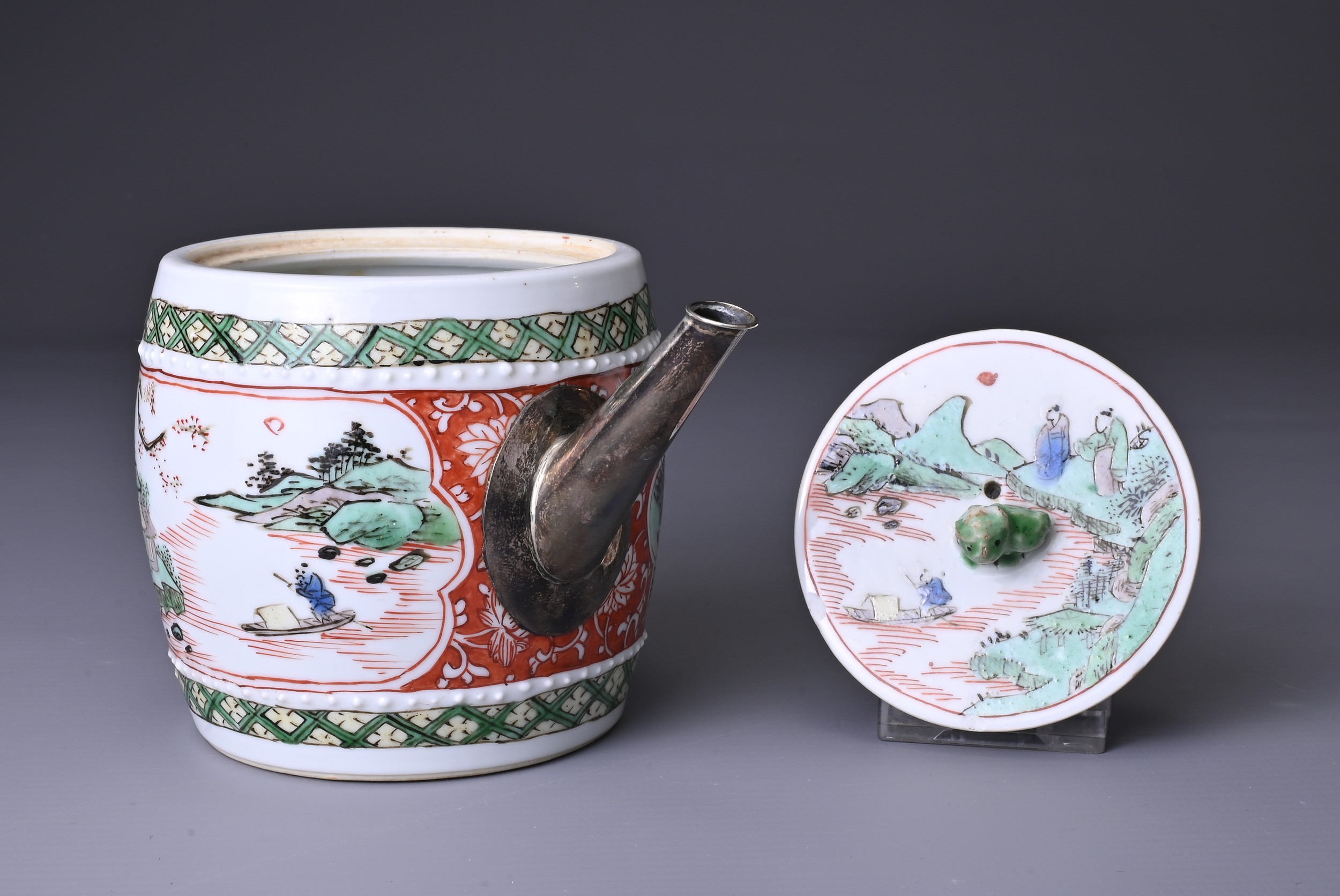 A CHINESE FAMILLE VERTE PORCELAIN TEA POT, 18TH CENTURY. With drum body and flat cover surmounted by - Image 4 of 7