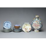 A GROUP OF CHINESE PORCELAIN ITEMS, 19TH CENTURY. To include a moon flask decorated with warrior