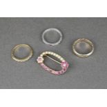 A GROUP OF RINGS AND BROOCH. To include an 18ct white and yellow gold band, stamped 750 ring size