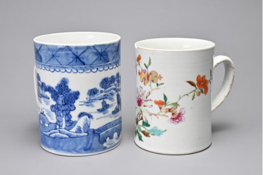 FOUR CHINESE PORCELAIN ITEMS, 18/19TH CENTURY. To include a famille rose porcelain tankard, a blue - Image 9 of 12