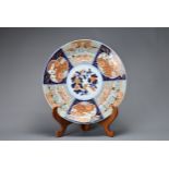 A LARGE JAPANESE EDO PERIOD (1603-1868) IMARI CHARGER. Painted with flowers to the centre within