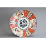A LARGE JAPANESE IMARI PORCELAIN CHARGER, MEIJI PERIOD. Circular dish with decorated with horses