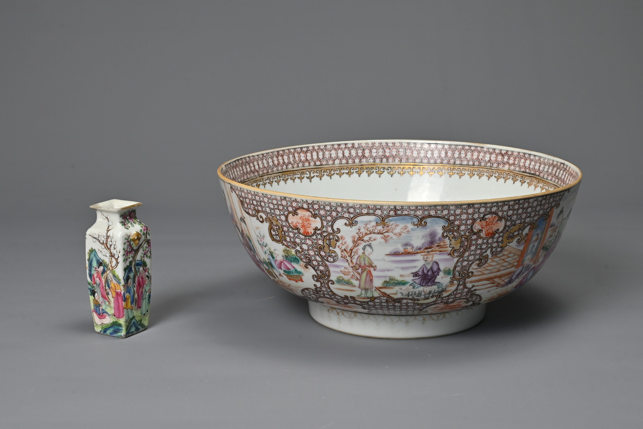 TWO CHINESE PORCELAIN ITEMS, 18/19TH CENTURY. To include a Qianlong export punch bowl decorated with - Image 2 of 7