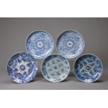 A GROUP OF FIVE CHINESE BLUE AND WHITE PORCELAIN DISHES, 19TH CENTURY. Each with stylised floral