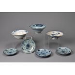 A GROUP OF CHINESE BLUE AND WHITE PORCELAIN ITEMS, QING DYNASTY. To include four matching dishes