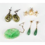 A GROUP OF GOLD, JADE AND PEARL JEWELLERY ITEMS, To include a set of baroque pearl earrings and
