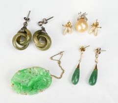 A GROUP OF GOLD, JADE AND PEARL JEWELLERY ITEMS, To include a set of baroque pearl earrings and