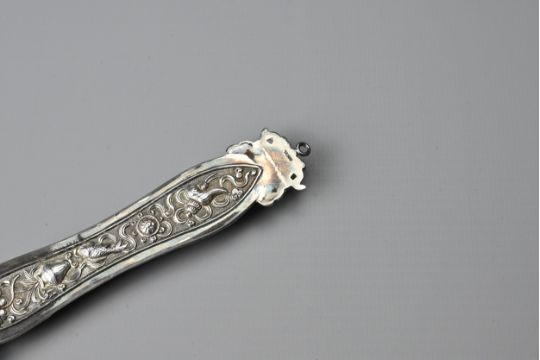 A CHINESE EXPORT SILVER HAND MIRROR, EARLY 20TH CENTURY. On a butterfly handle with jade insert with - Image 6 of 20