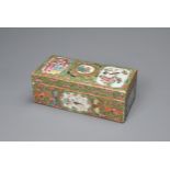 A CHINESE CANTON FAMILLE ROSE PORCELAIN PEN BOX AND COVER, 19TH CENTURY. Of rectangular form with